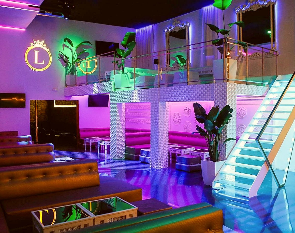 Interior de diseño exclusivo en Luxor Shisha Club Barcelona